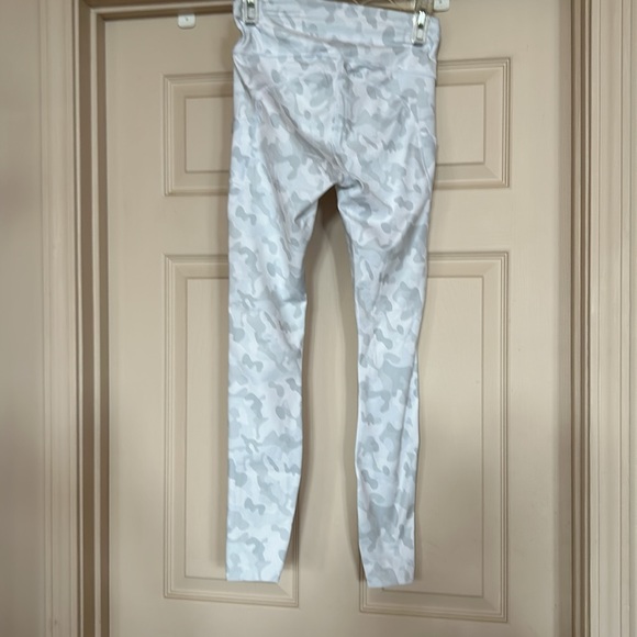 🔥3/$10🔥New Houmous light grey camouflage leggings- XS - Picture 2 of 11